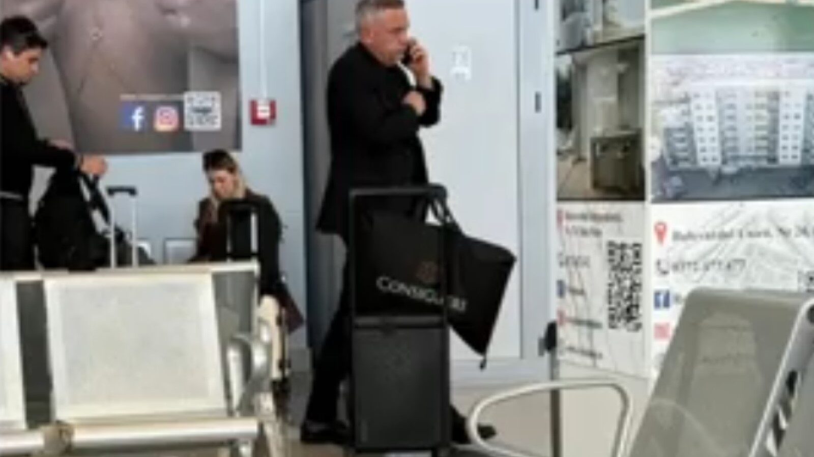 Barbu, pozat cu geanta de lux: Nu știe de Louis Vuitton
