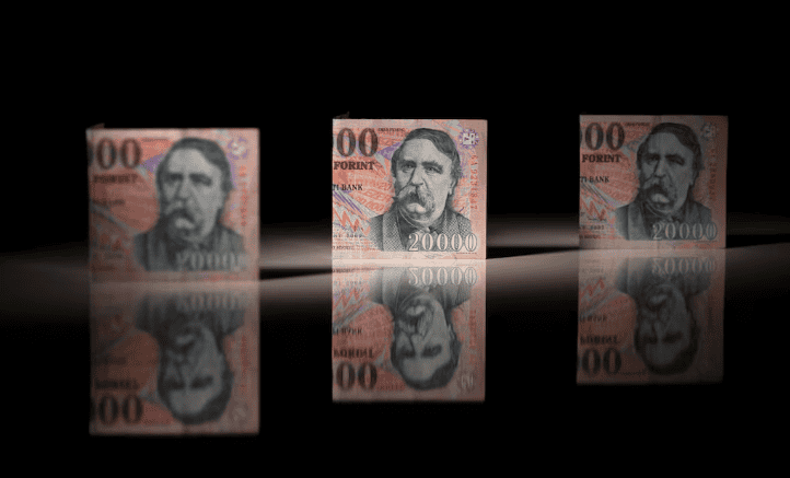Forintul, în euforie: Piețele salută plecarea lui Viktor Orban, fondurile UE se deblochează