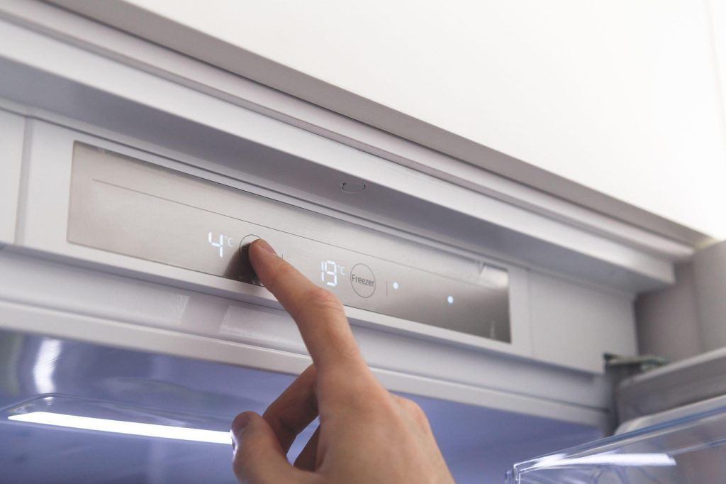 Cum să reduci factura la curent: sfaturi practice pentru frigider Românii pot reduce semnificativ consumul de energie electrică al frigiderului, iar asta se traduce direct în facturi mai mici