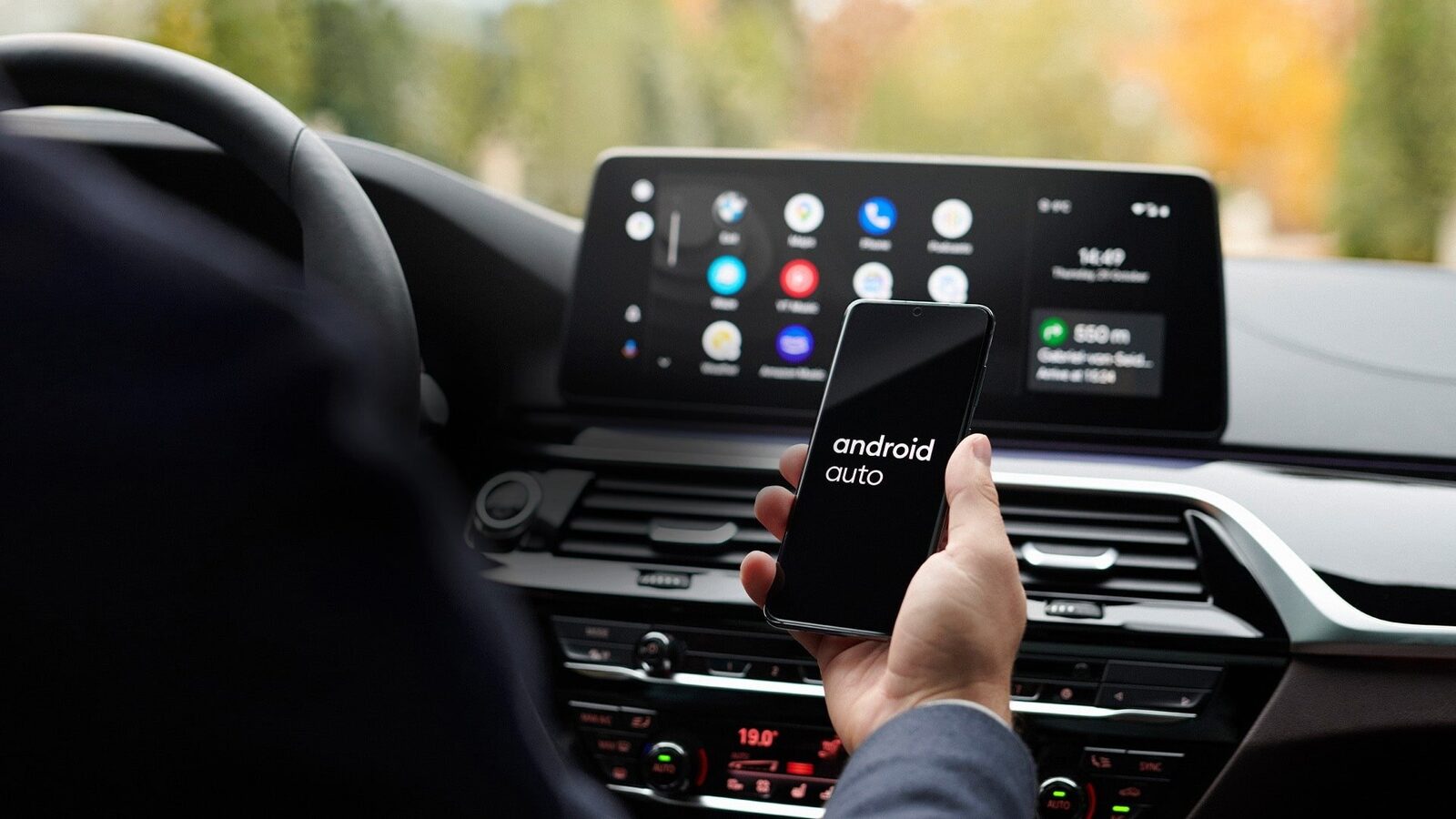 Android Auto: Cum să-ți personalizezi experiența în mașină Android Auto, sistemul de operare de la Google pentru autovehicule, oferă o serie de funcții personalizabile pentru a îmbunătăți experiența utilizatorilor