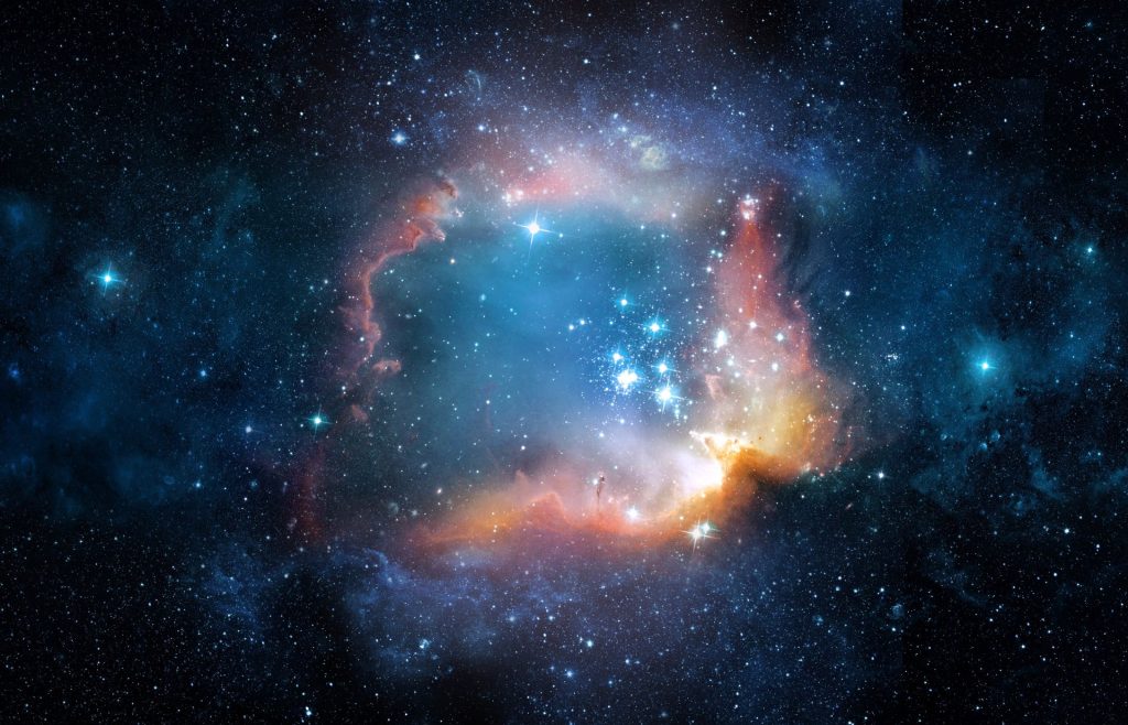 Crucea Einstein dezvăluie o galaxie tânără cu stele bătrâne