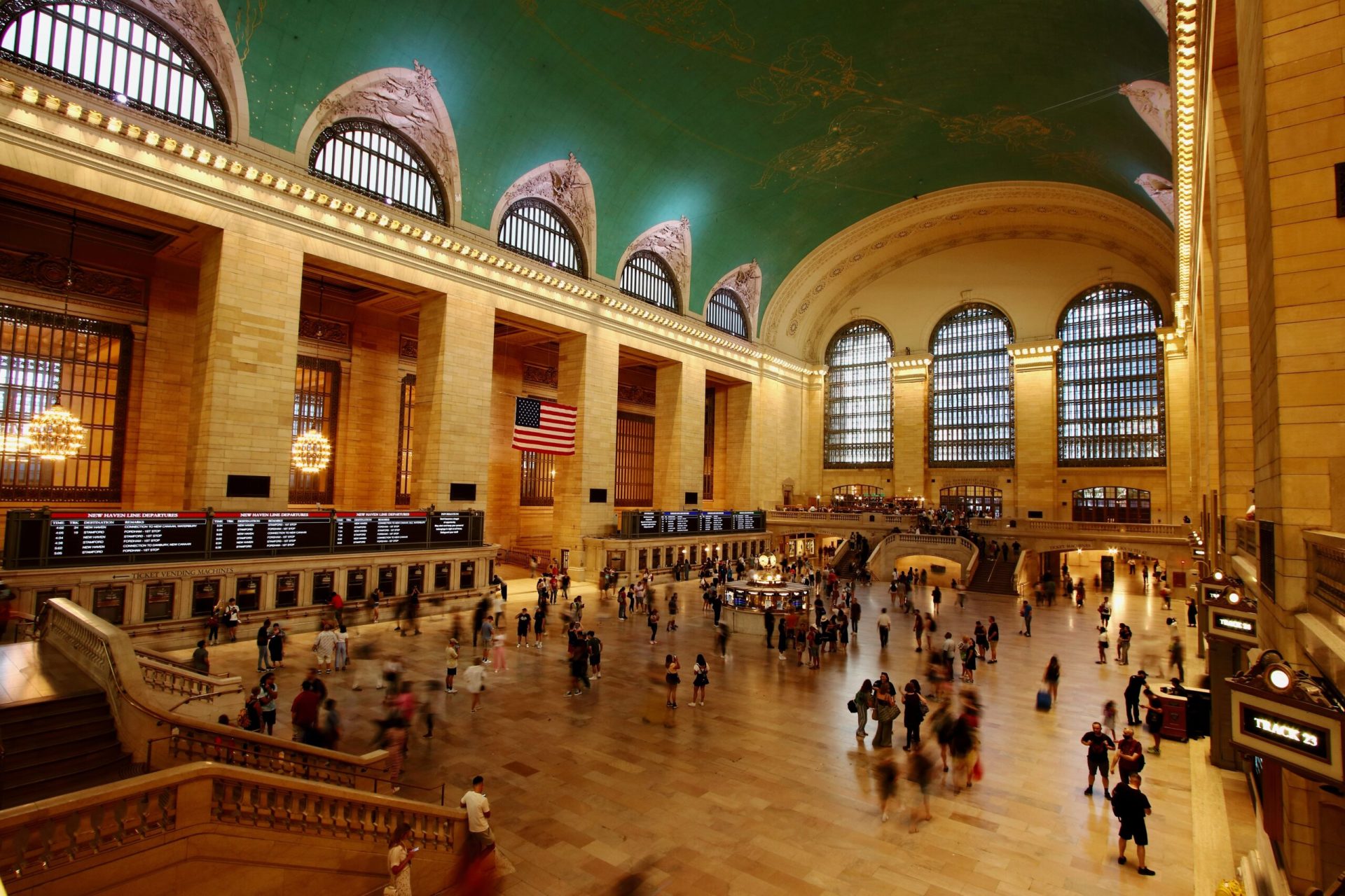 Gările lumii, de la simple puncte de tranzit la bijuterii arhitecturale De la simple puncte de oprire pentru trenuri, gările unor orașe au evoluat în adevărate opere de artă, simboluri ale identității urbane și destinații turistice în sine