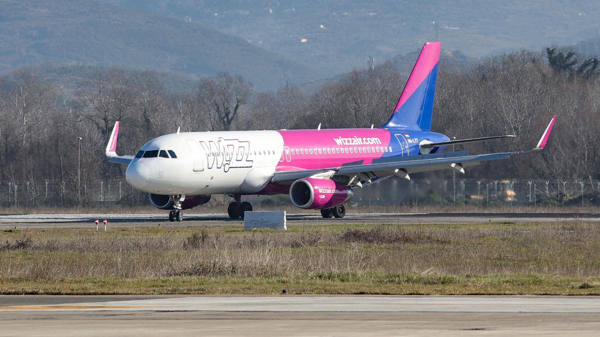 Wizzair schimbă macazul: Liber la mesaje în timpul zborului pentru pasageri