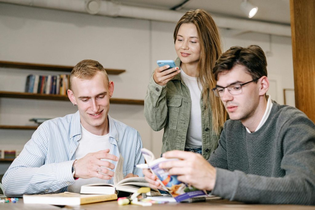București – Un studiu național recent, realizat de Nutribalance cu sprijinul NN, relevă faptul că adolescenții români își construiesc o relație responsabilă cu banii și cu viitorul lor, arătând un interes crescut pentru educația financiară