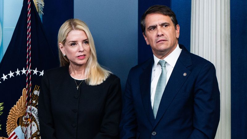 Trump, furios, o dă afară pe Pam Bondi: Ce se întâmplă acum în SUA?
