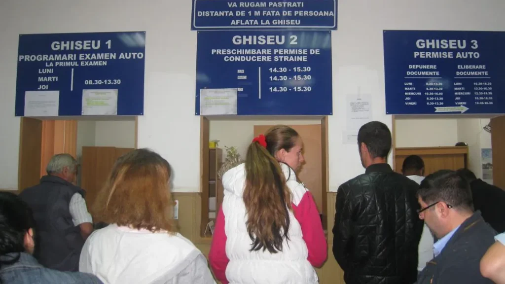 Românii, scutiți de cozi la ghișee: Actele vor fi verificate automat