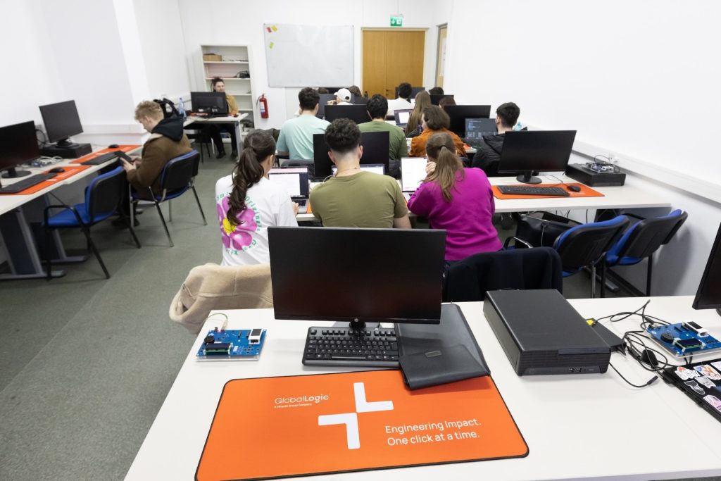 Hitachi modernizează laboratoarele Politehnicii București cu tehnologie IT