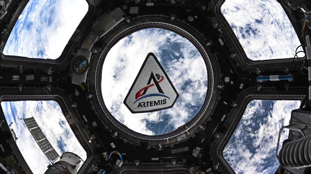 Astronauții de pe Artemis II nu vor surprinde în fotografii „gunoiul spațial” care orbitează Pământul