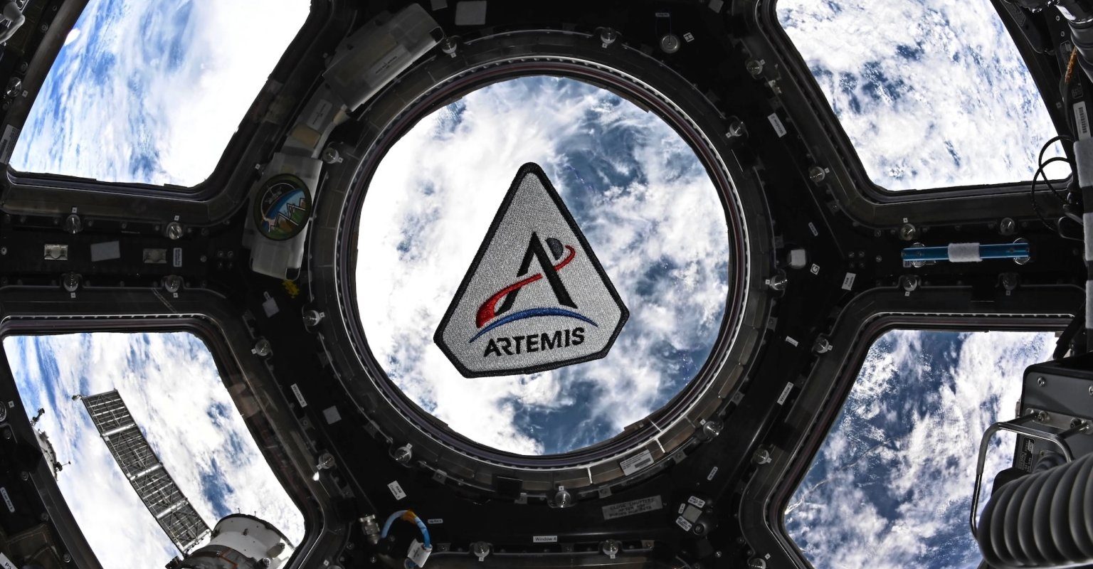 De ce nu se vede gunoiul spațial în pozele Artemis II? Misterul orbitei