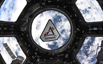 De ce nu se vede gunoiul spațial în pozele Artemis II? Misterul orbitei