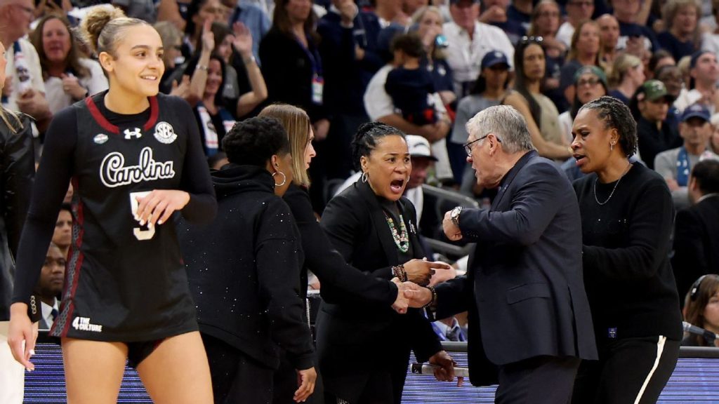 Geno Auriemma, antrenorul echipei UConn, își cere scuze după confruntarea cu Dawn Staley de la South Carolina PHOENIX – Antrenorul echipei de baschet feminin UConn, Geno Auriemma, și-a cerut scuze sâmbătă față de staff-ul echipei South Carolina pentru ieșirea sa emoțională din ultimele secunde ale semifinalei naționale din cadrul Final Four