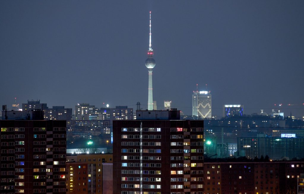 Berlinul, scena unei dezbateri aprinse: restricționarea traficului auto în centrul capitalei, un subiect care încinge spiritele Un proiect menit să limiteze accesul mașinilor în centrul BERLINULUI a declanșat o furtună în capitala Germaniei