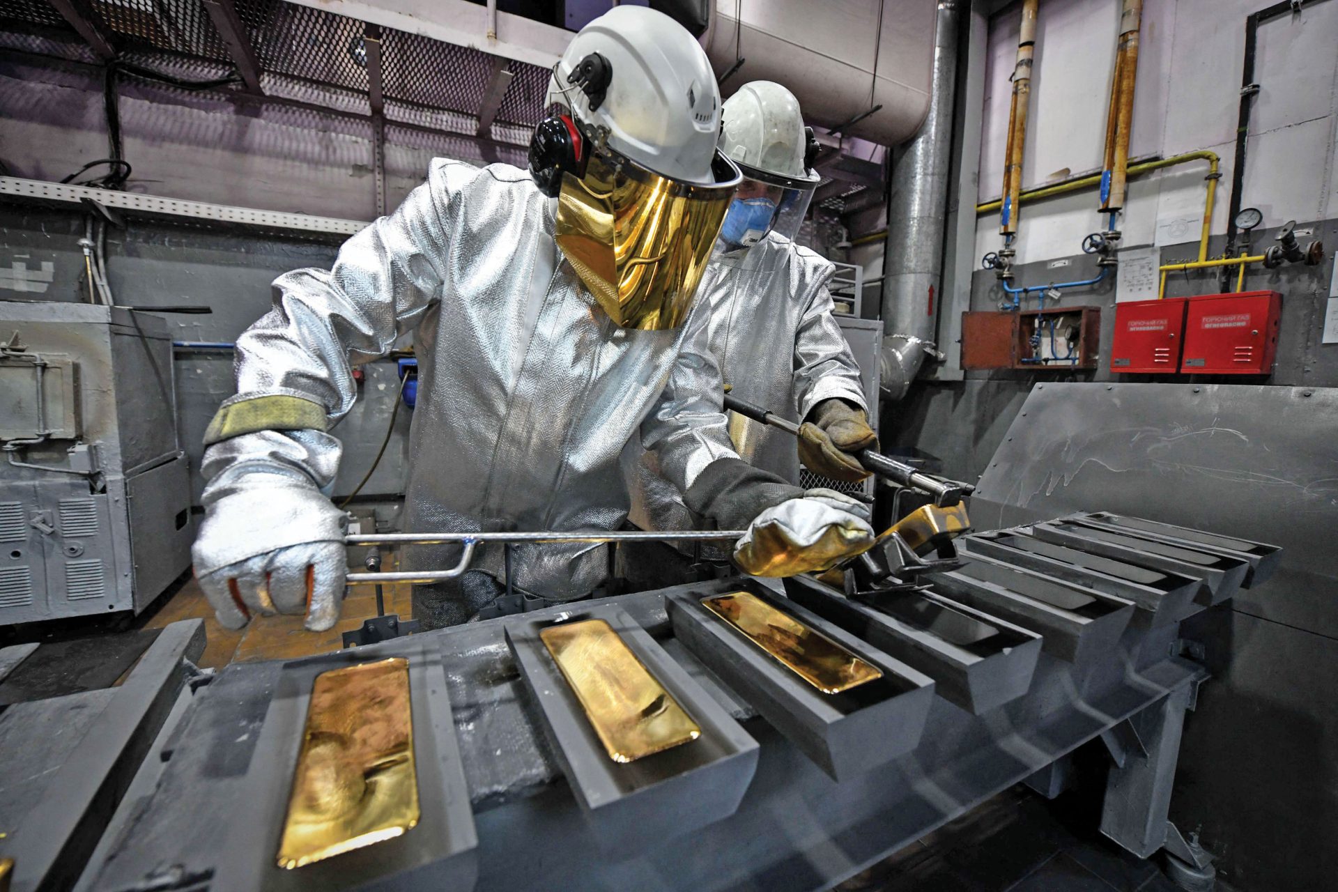 Prețul aurului atinge noi recorduri, alimentat de incertitudinea economică globală și instabilitatea geopolitică, reflectând o adâncă neîncredere în sistemul financiar actual