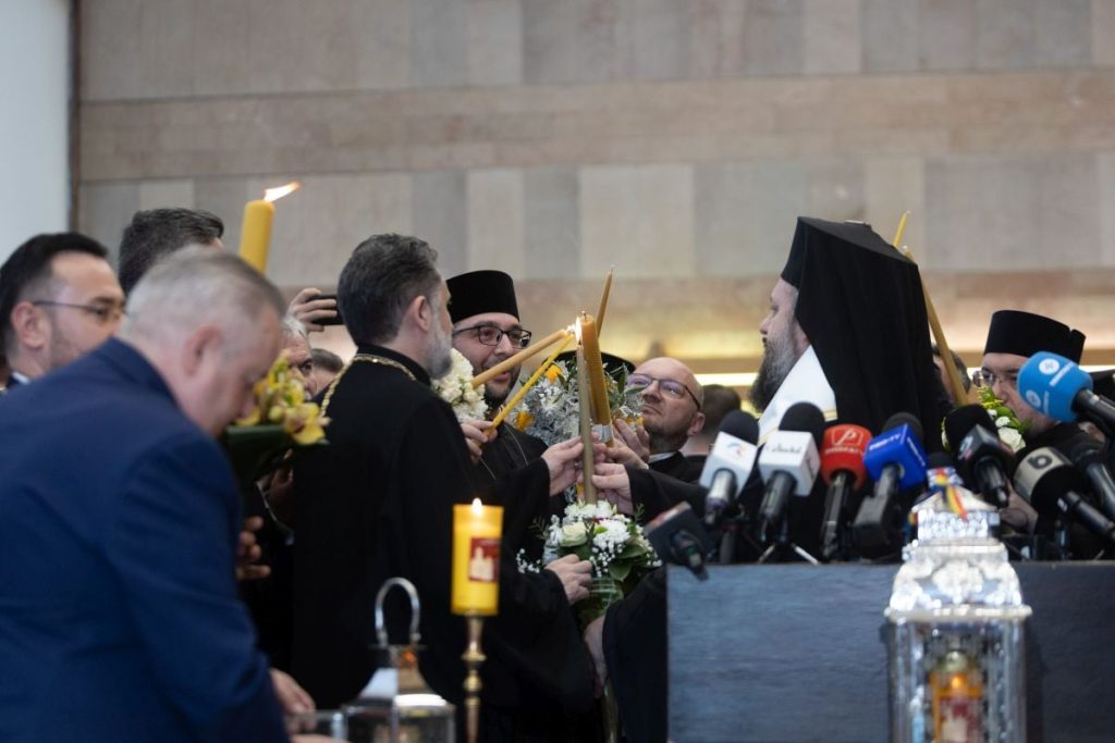 Lumina Sfântă din Ierusalim, la Otopeni: Prima candelă aprinsă în România