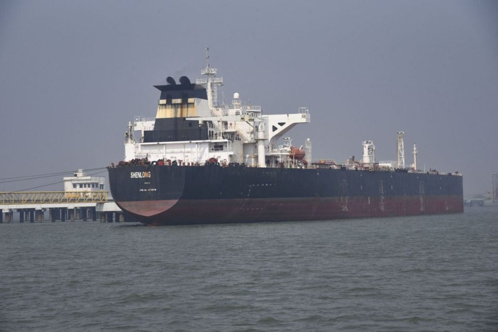 Petrolul stă pe loc: 20.000 de marinari, blocați după blocarea Strâmtorii Ormuz