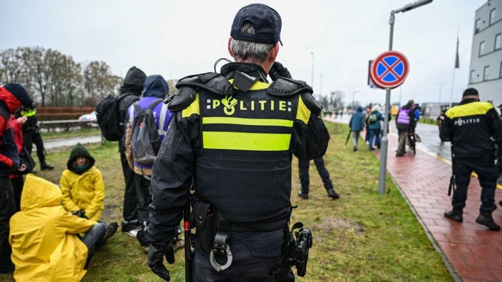 Bărbat incendiat într-un mall din Olanda: Victima se zbate între viață și moarte