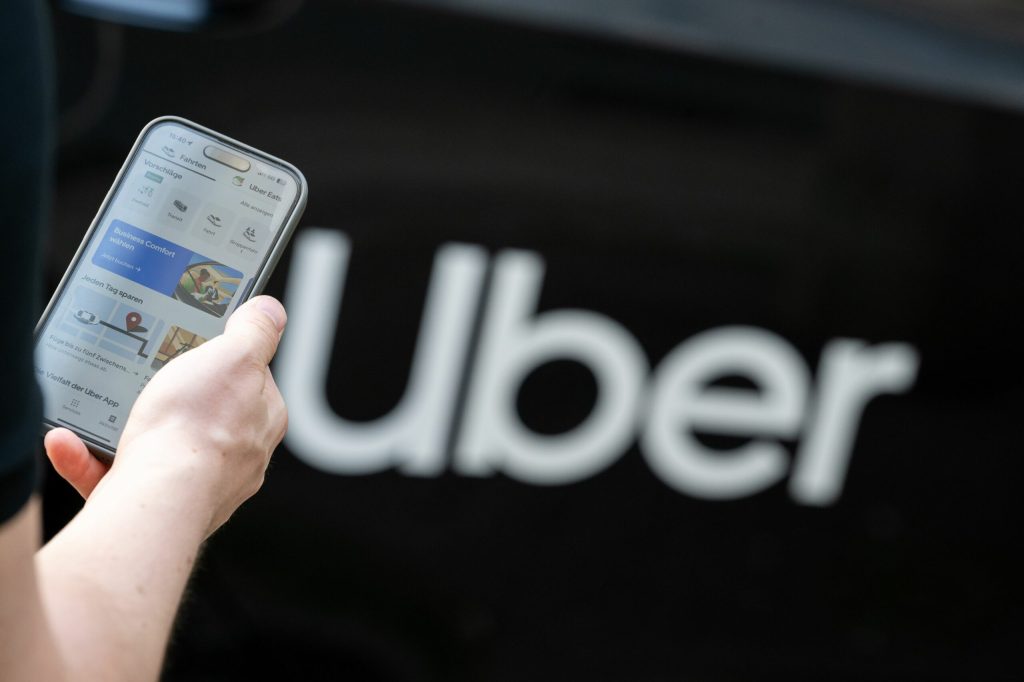 Uber pariază pe viitor: Investiție de 10 miliarde $ în taxiuri autonome