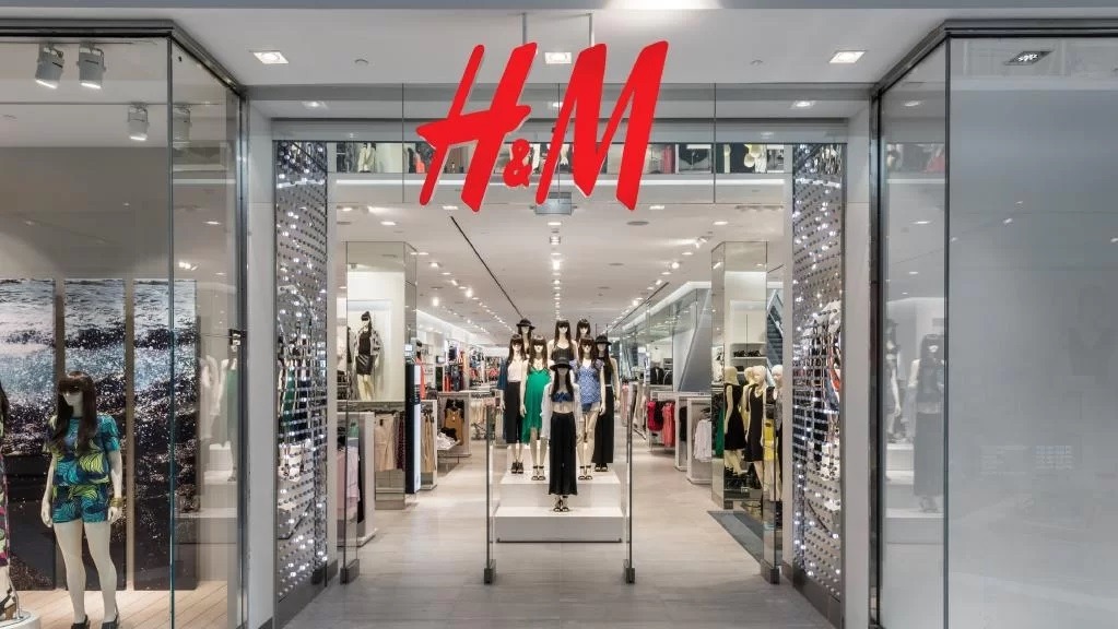 H&M închide 160 de magazine: Criza atinge gigantul ”modei rapide”