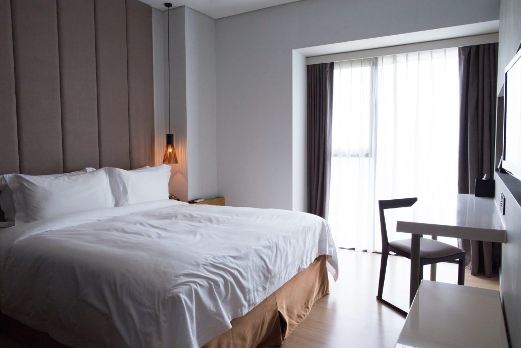 # Detalii ascunse: Cum depistezi o curățenie superficială în camera de hotel Fiecare călător așteaptă o cameră de hotel curată și igienizată, dar uneori, în spatele unui aspect plăcut, se pot ascunde detalii care trădează o curățenie superficială