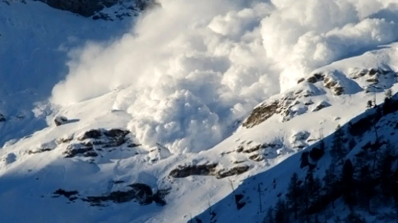 Avalanșe de Paște: Pericol pe pârtii din cauza turiștilor, avertizează meteorologii