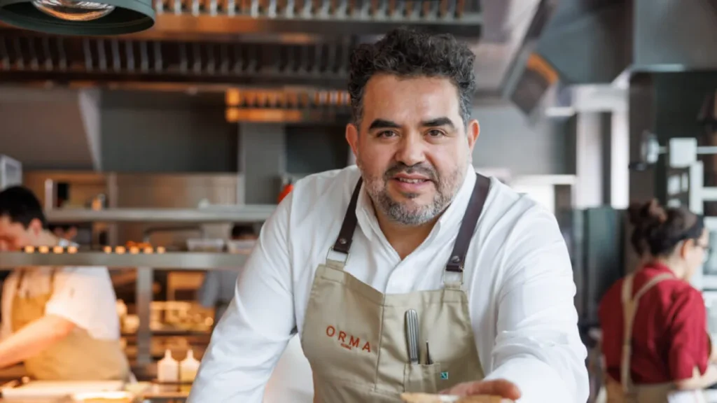 UN CHEF CU STEA MICHELIN A GĂTIT ÎN FAȚA VIZITATORILOR LA MOSH BAR & DINNER Bucătăria cu stele Michelin a aterizat la București, mai exact la MOSH Bar & Dinner, unde chef ROY a oferit o experiență culinară memorabilă în seara de 26 martie