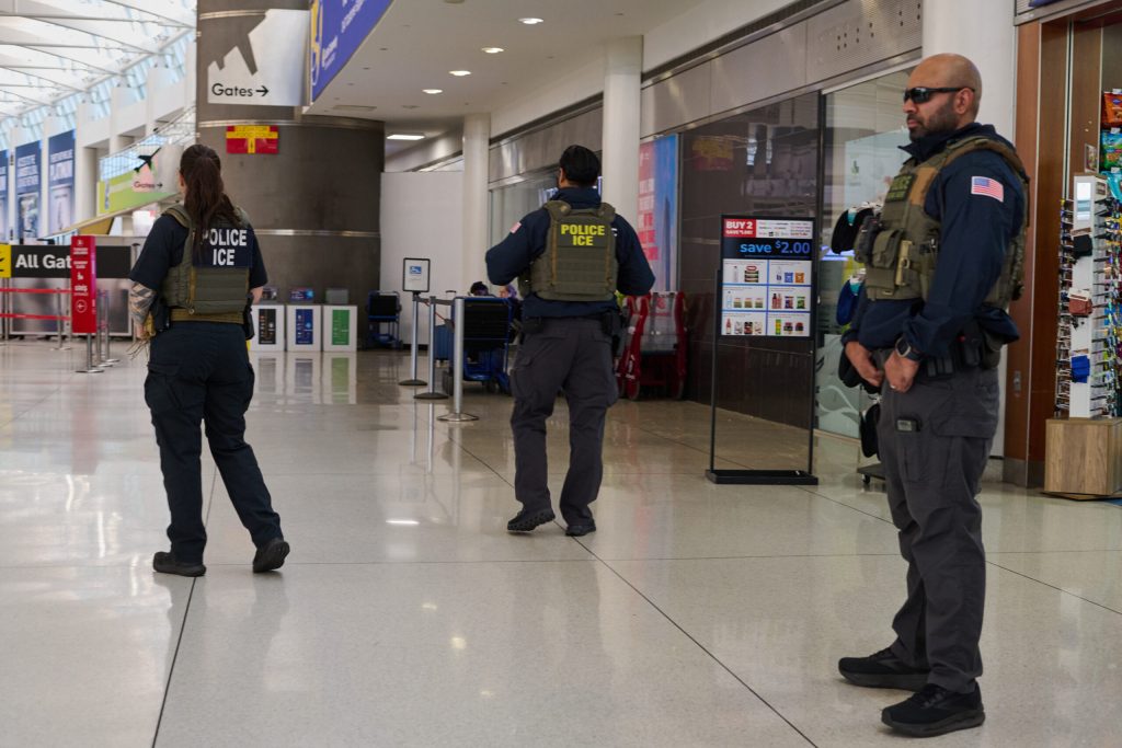 ICE a deportat sute de mii de oameni: Jumătate din promisiunea lui Donald Trump