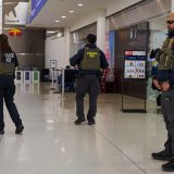 ICE a deportat sute de mii de oameni: Jumătate din promisiunea lui Donald Trump