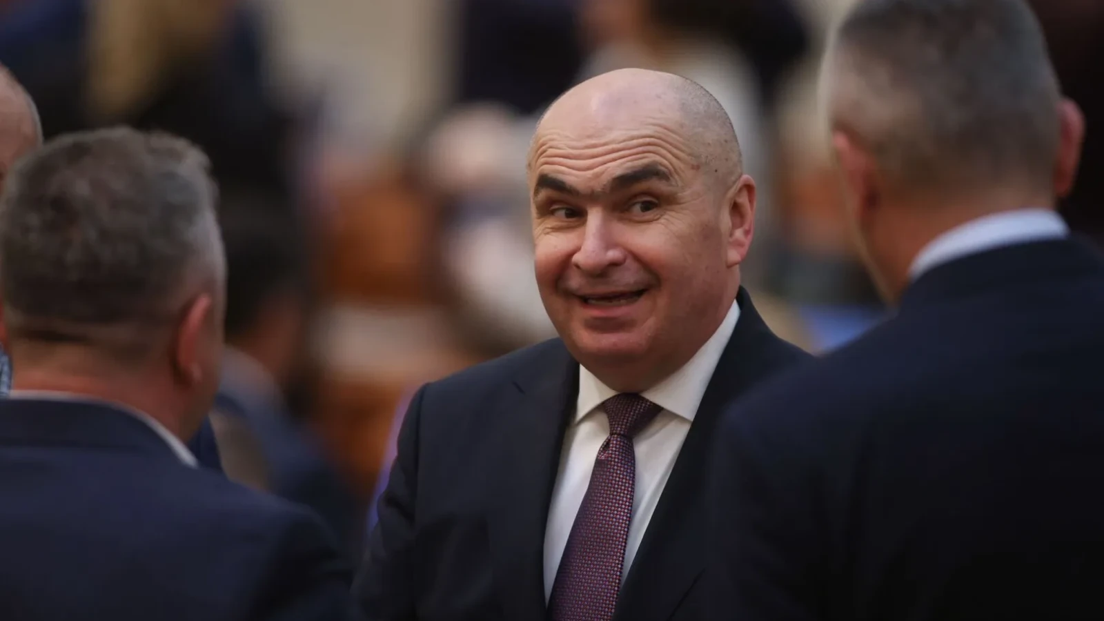 Bolojan: România nu-și mai permite risipa. Reformează companiile de stat!