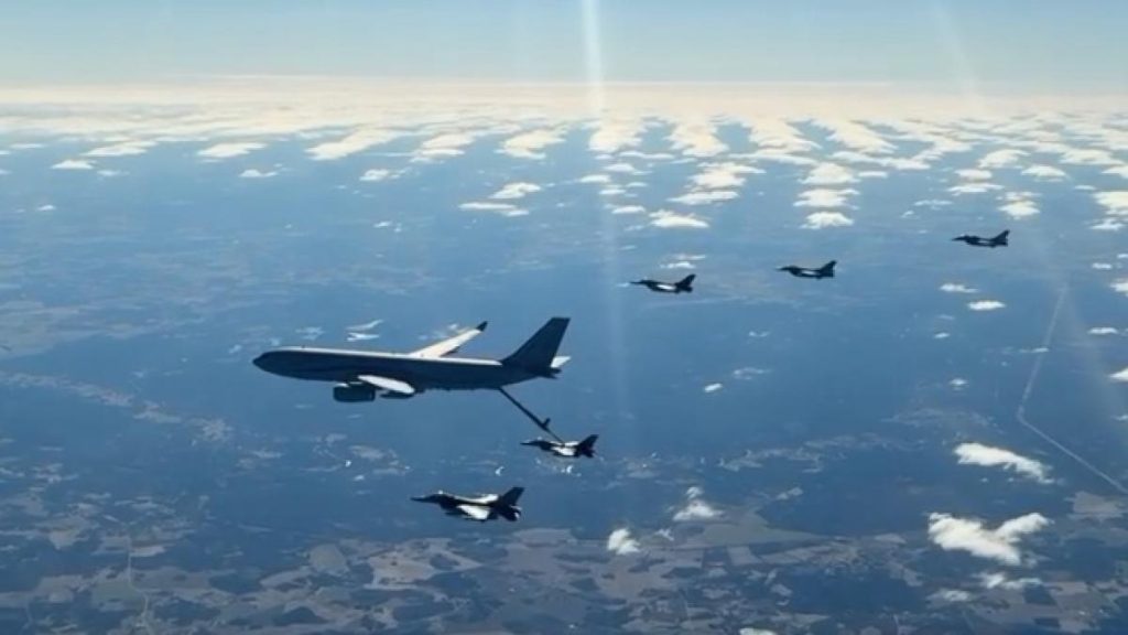Manevre Aeriene Spectaculoase: F-16 Românești, în Exercițiul de Realimentare NATO