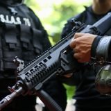 Revoltă la Mizil: Localnici furioși atacă o mașină a Poliției, strada blocată