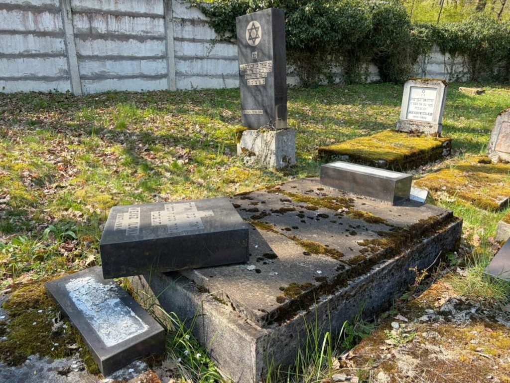 Vandalism la Reghin: Zeci de morminte distruse în cimitirul evreiesc, dosar penal