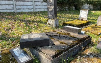 Vandalism la Reghin: Zeci de morminte distruse în cimitirul evreiesc, dosar penal