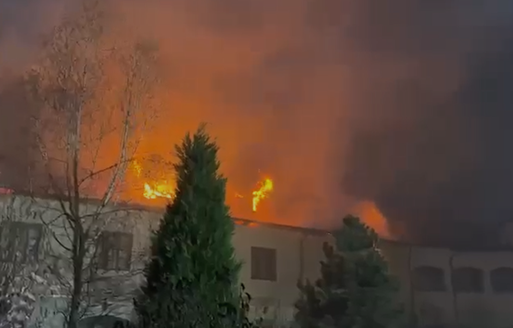 Incendiu DEVASTATOR la Mănăstirea Bistrița din Vâlcea: Zece autospeciale au intervenit