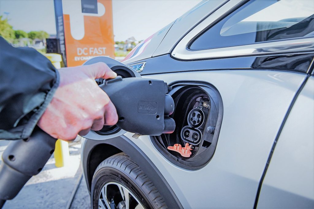 Acasă sau la stațiile publice: Unde se încarcă mașinile electrice?