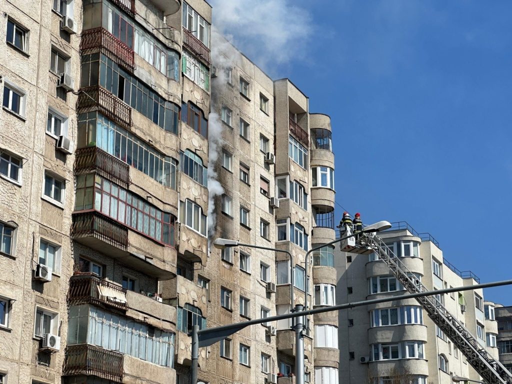 O femeie de 39 de ani a fost reținută și acuzată de omor, distrugere și furt calificat în urma incendiului devastator care a izbucnit într-un apartament din Sectorul 2 al Capitalei