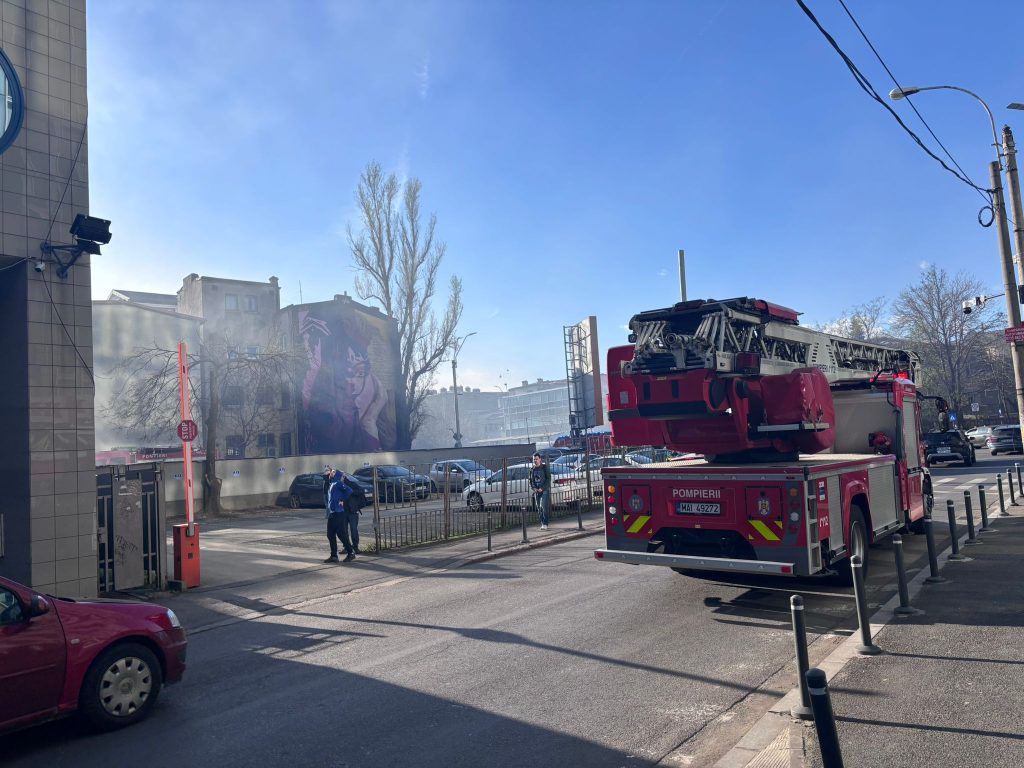 Un incendiu a izbucnit pe Bulevardul Iancu de Hunedoara din CAPITALĂ, afectând o clădire și răspândind fum în două imobile