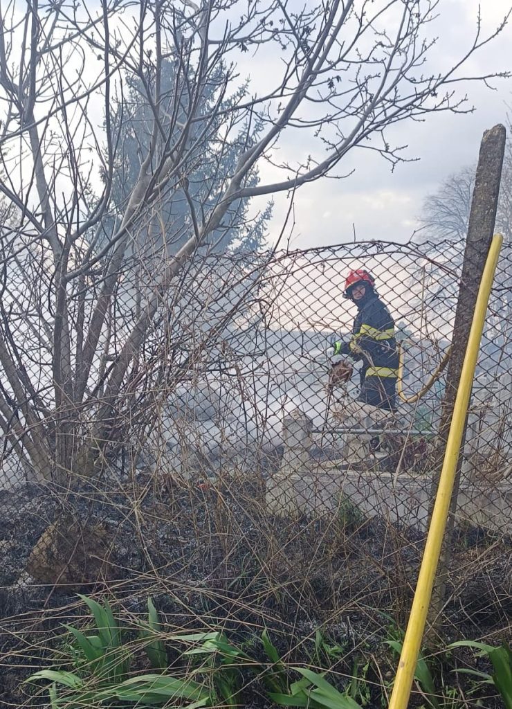 Incendiu devastator într-un cimitir din Botoșani: Flăcările au pornit de la o lumânare
