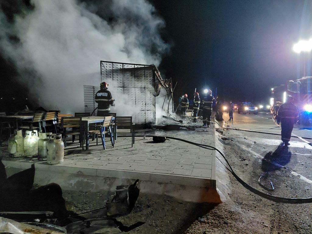 Incendiu la un fast-food din Cluj, noaptea-n miez, anchetă amplă