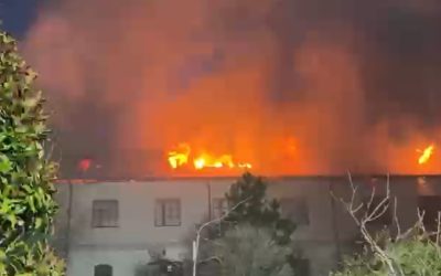 Incendiu violent la Mănăstirea Bistrița: Focul amenință chiliile, 10 autospeciale intervin