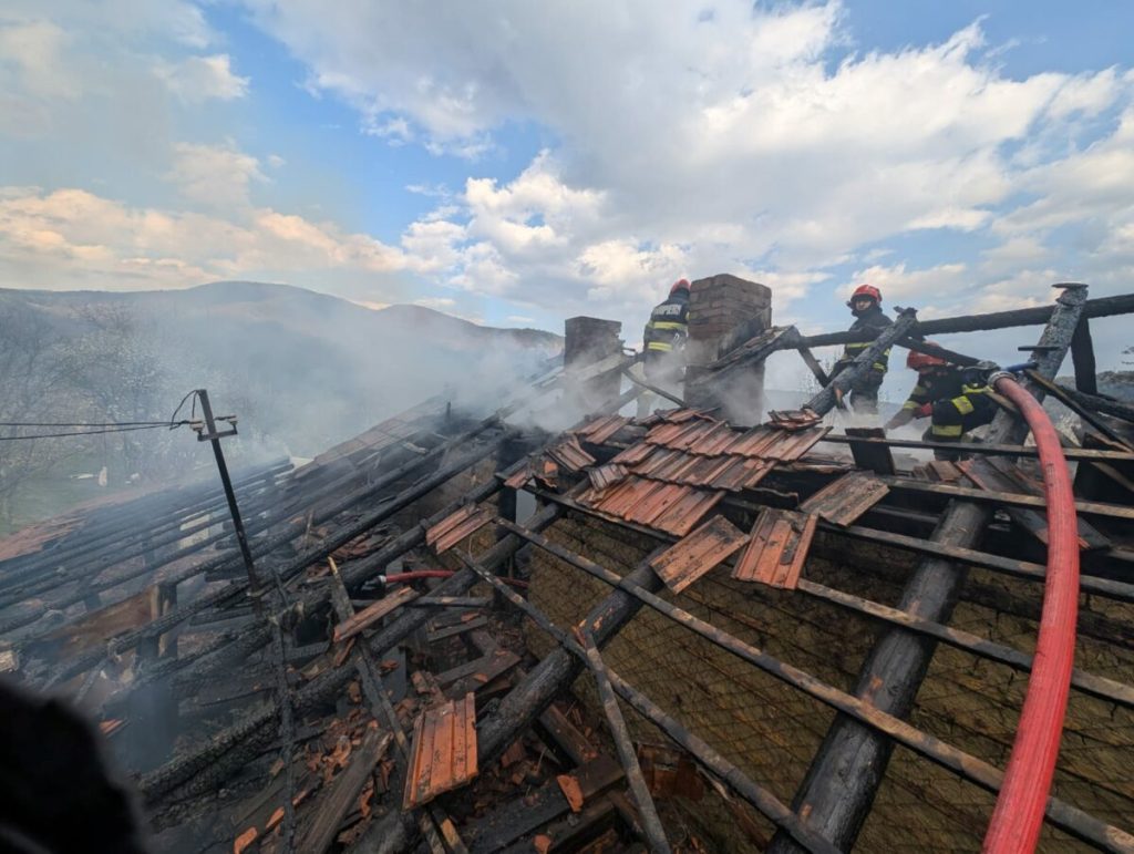 Incendiu în NEHOIU: Proprietarul, salvat de pompieri după stop cardiac