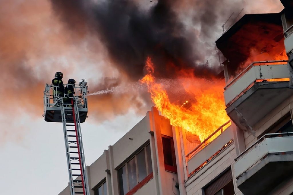 Incendiu la Cluj-Napoca: 20 de persoane, evacuate de urgență din blocul cuprins de fum