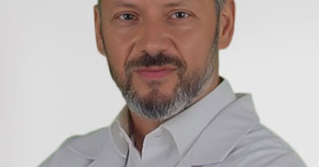 Un medic neurochirurg din Constanța, Ștefan Mindea, a fost trimis în judecată pentru înșelăciune, fiind acuzat că a indus în eroare un pacient pentru a obține sume importante de bani