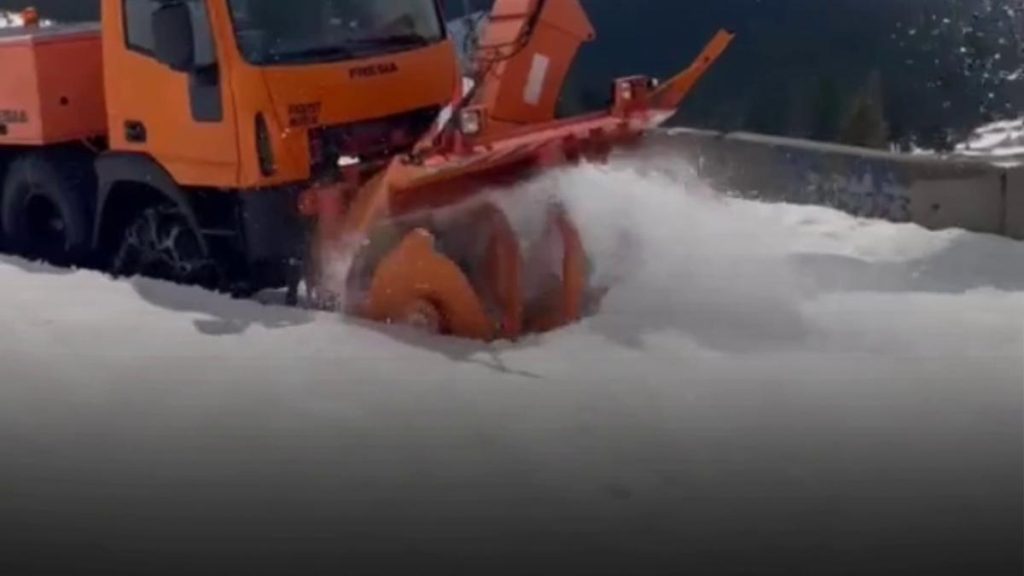 Deszăpezirea pe Transalpina: Eforturi URIAȘE pentru reluarea traficului rutier