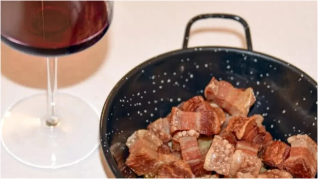 Restaurantul spaniol care a transformat jumările în succes de proporții Un restaurant aparent obișnuit de pe autostrada Madrid-Barcelona, situat în localitatea Algora, a reușit o performanță de excepție, înregistrând vânzări record pentru un preparat aparent simplu: torreznos, adică jumări spaniole de porc