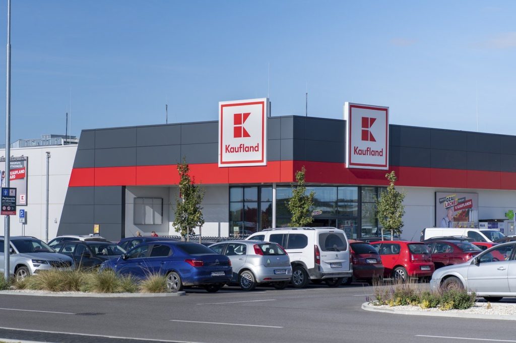 Kaufland lansează o campanie de reduceri ample, cu prețuri diminuate cu până la 70% Începând de miercuri, 1 aprilie, Kaufland demarează o amplă campanie de reduceri, similară Black Friday, cu prețuri semnificativ mai mici, ajungând până la 70% pentru o varietate de produse