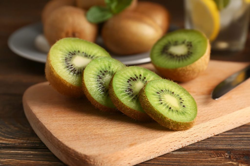Kiwi, elixirul sănătății? De ce specialiștii recomandă consumul cu tot cu coajă