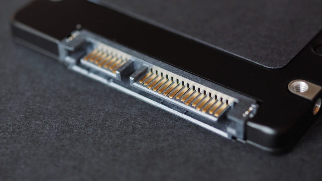 SSD-urile SATA mai vechi: Nu sunt Moarte, ci doar Trece la Muncă Grea Deși tehnologia SSD a evoluat rapid, cu unități NVMe care oferă viteze de citire și scriere mult superioare, vechile SSD-uri SATA nu sunt neapărat inutile