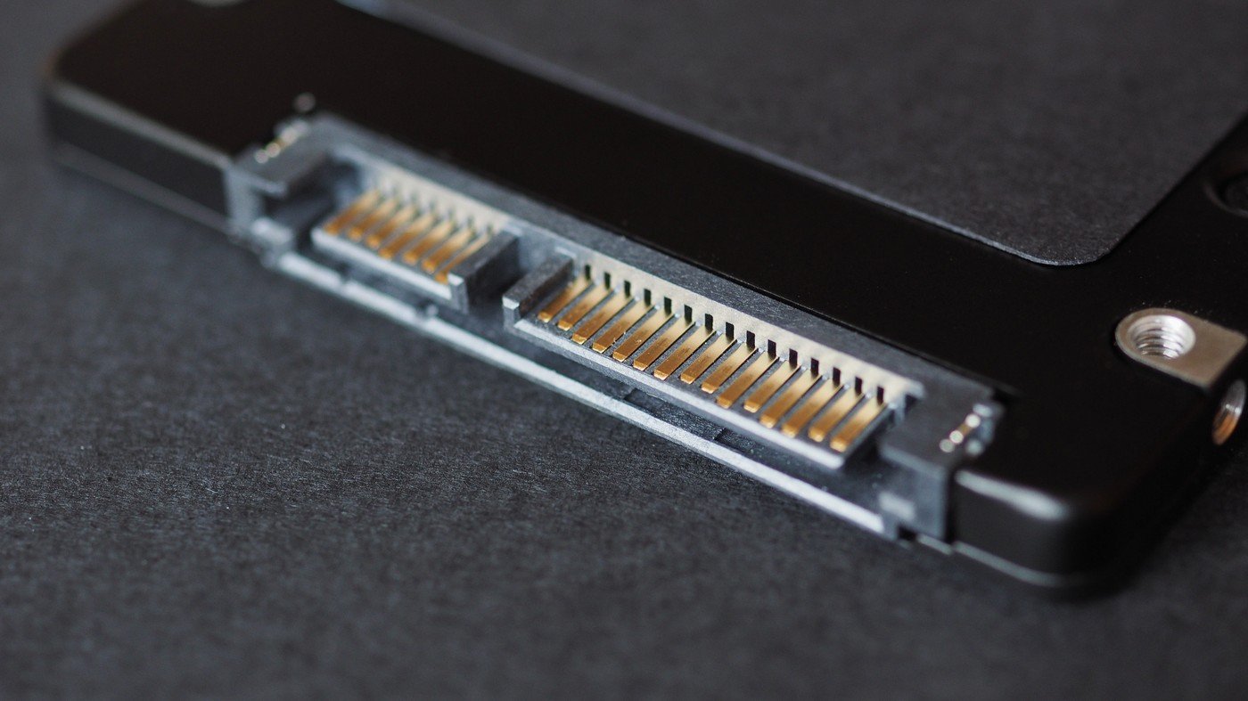 SSD-urile SATA mai vechi: Nu sunt Moarte, ci doar Trece la Muncă Grea Deși tehnologia SSD a evoluat rapid, cu unități NVMe care oferă viteze de citire și scriere mult superioare, vechile SSD-uri SATA nu sunt neapărat inutile