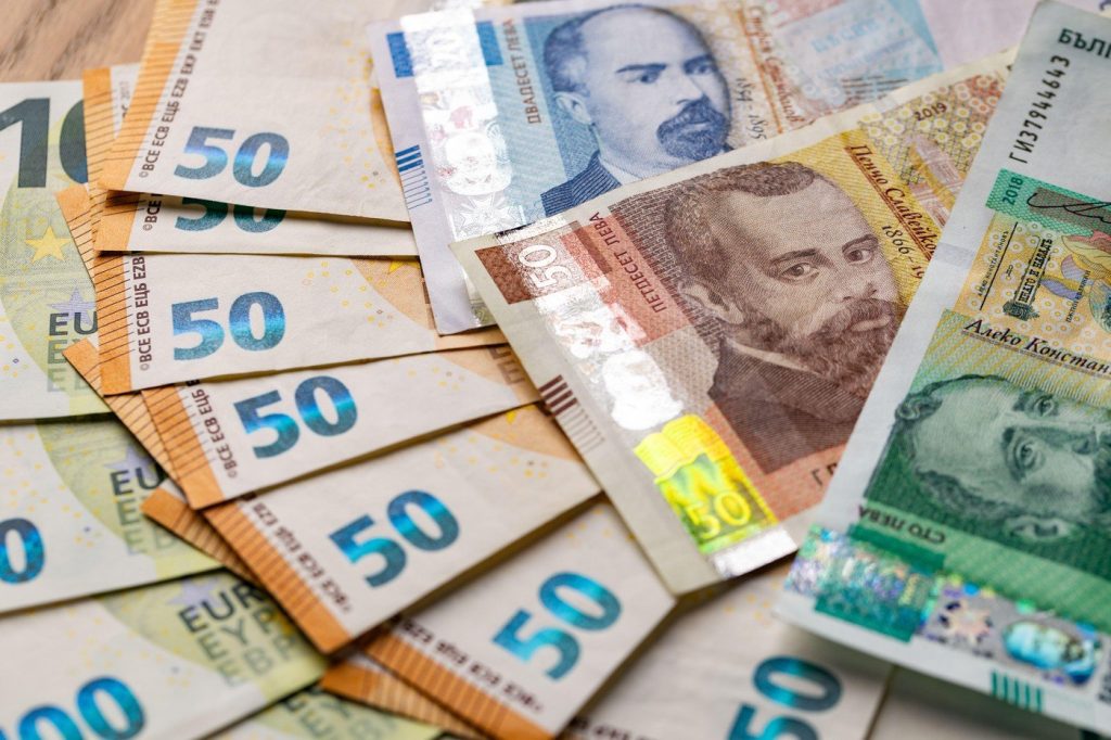 Ce faci cu leva după trecerea Bulgariei la euro? Odată cu adoptarea euro de către Bulgaria, leva nu mai este utilizată în tranzacțiile comerciale