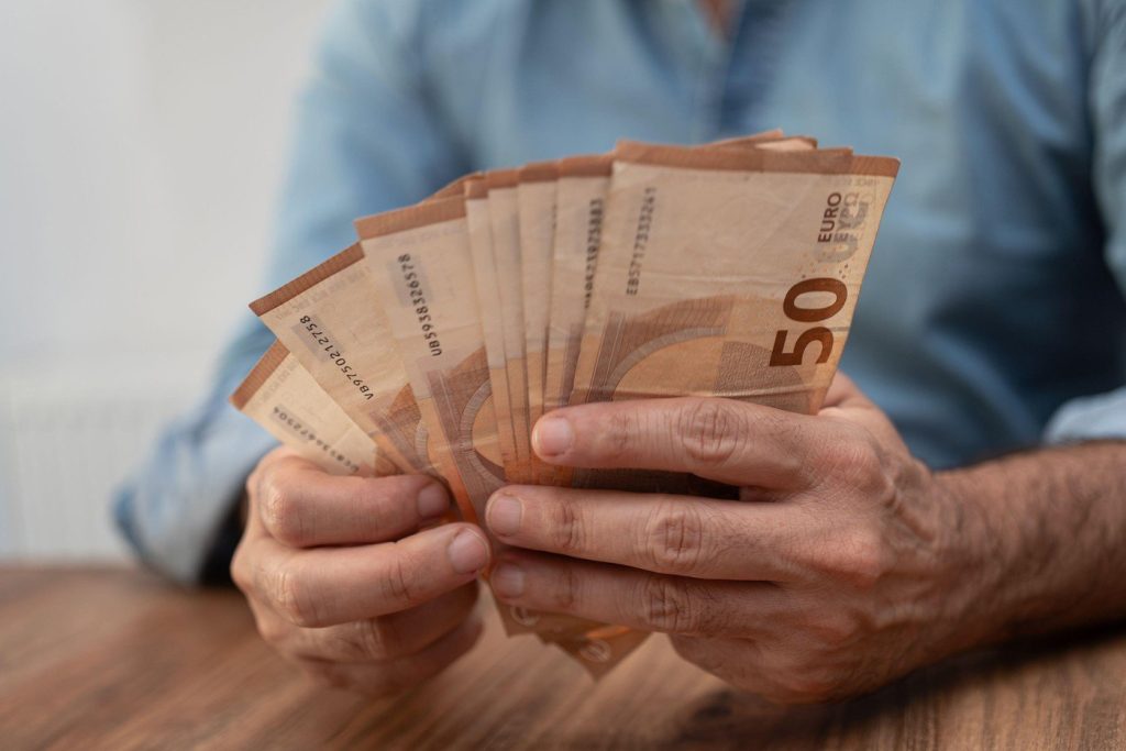 Locuri de muncă cu salarii de peste 2.300 de euro în Franța: Oportunități în domeniul logisticii alimentare Compania STEF, specializată în logistică alimentară, recrutează personal în Franța, oferind salarii competitive și beneficii atractive